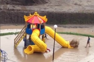 Детская площадка в Томске превратилась в «аквапарк» из-за лужи