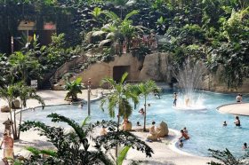 Это чудо расположено в городе Краусник и считается одним из самых больших в мире закрытых тропических бассейнов,  способных вместить около 8000 человек в день. Это также самый большой аквапарк мира площадью в 66 000 квадратных метров.