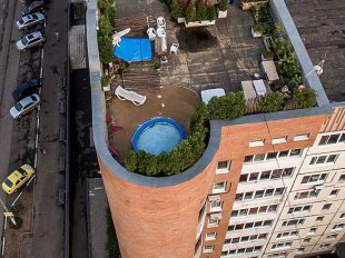 В Подмосковье закрыли самодельный аквапарк на крыше жилого дома